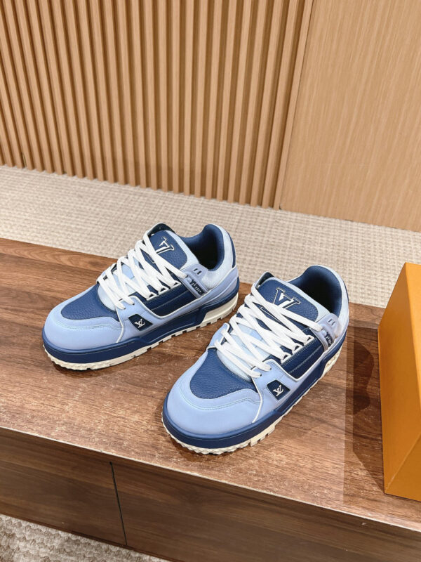 Sneakers blu moderne, comfort e stile casual su superficie di legno, ideali per tendenza e sport.