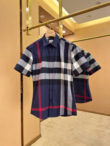 Camicia corta a quadri blu e grigia, stile moderno, ideale per look casual e raffinati.