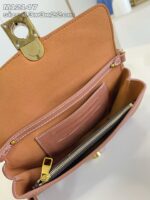 Borsa rosa elegante con interno organizzato e dettagli in oro, ideale per ogni occasione.