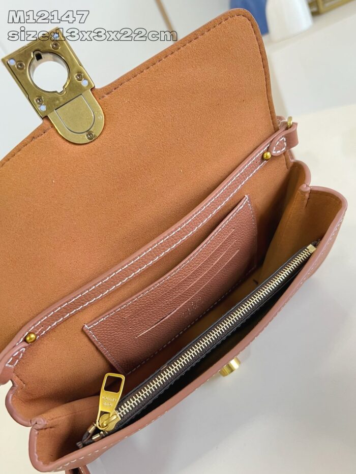 Borsa rosa elegante con interno organizzato e dettagli in oro, ideale per ogni occasione.