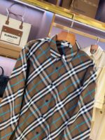 Camicia plaid Burberry marrone, bianco e turchese, stile elegante e moderno, alta qualità.