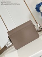 Borsa a tracolla elegante in pelle sintetica marrone, compatta e versatile per ogni outfit.
