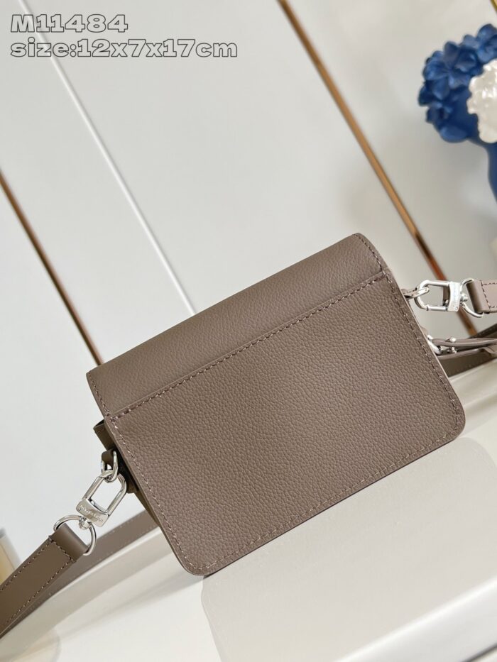 Borsa a tracolla elegante in pelle sintetica marrone, compatta e versatile per ogni outfit.