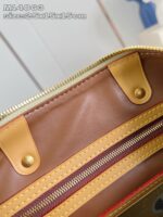 Borsa in pelle sintetica marrone con dettagli colorati, zip metallica e inserti gold.