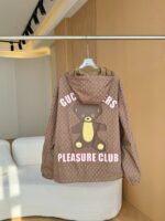 Giacca casual con orso giocoso e logo Guccisers Pleasure Club in stile streetwear di lusso