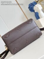 Borsa in pelle marrone elegante con dettagli moderni e sfondo artistico decorativo.