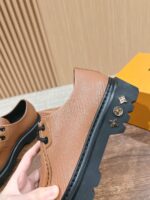 Scarpe in pelle marrone con suola nera, dettagli decorativi e stile moderno.