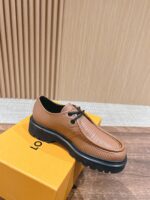 Scarpa marrone moderna in pelle con suola in gomma, elegante e versatile su scatola gialla.