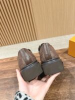 Scarpe marroni moderne con suola spessa, dettagli di cuciture, stile trendy e comfort.