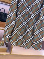 Camicia a quadri marrone e turchese, stile moderno e versatile per ogni occasione.