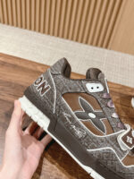 Scarpa sneakers di lusso in marrone con logo moderno, suola robusta e dettagli eleganti.