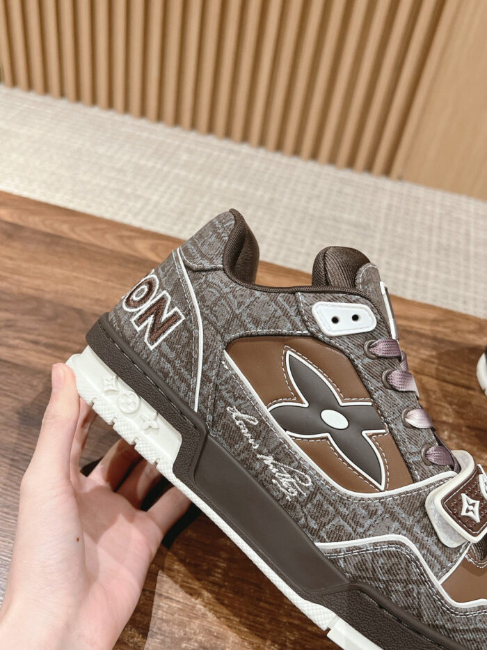 Scarpa sneakers di lusso in marrone con logo moderno, suola robusta e dettagli eleganti.