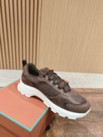 Sneaker donna in cuoio marrone con suola bianca chunky, stile casual e moderna.