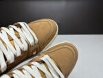 Sneakers marroni eleganti con lacci bianchi, stile casual e dettagli di alta qualità.