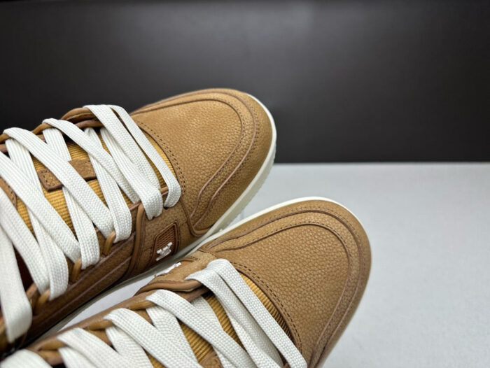 Sneakers marroni eleganti con lacci bianchi, stile casual e dettagli di alta qualità.