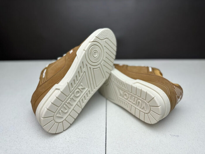 Sneakers marroni di lusso con suola antiscivolo e logo Vuitton, stile urbano e elegante.
