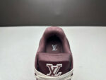 Sneaker di lusso Bordeaux con logo LV, pelle liscia e design moderno, perfetta per ogni look.