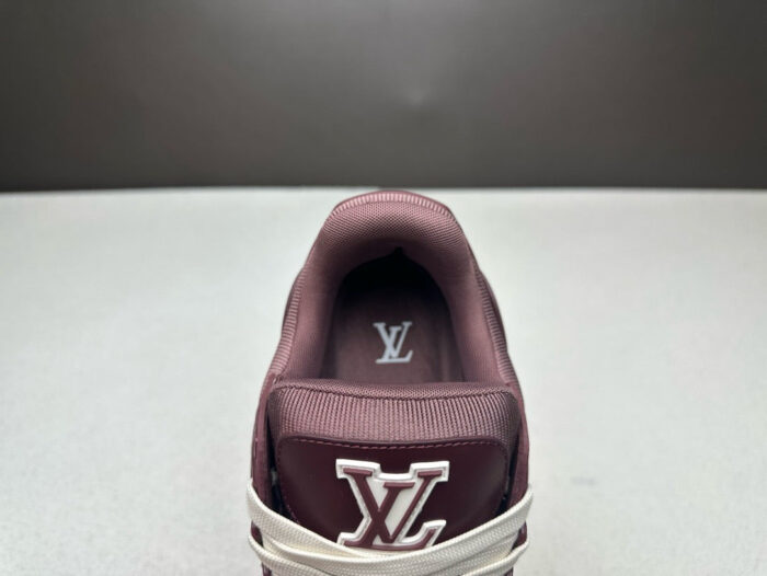 Sneaker di lusso Bordeaux con logo LV, pelle liscia e design moderno, perfetta per ogni look.