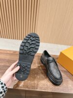 Scarpe uomo eleganti con suola antiscivolo e packaging arancione su superficie in legno