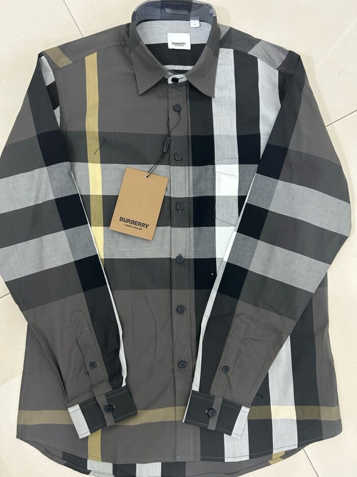 Camicia donna a quadri grigi con dettaglio oro, elegante e versatile per ogni occasione.