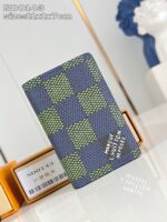 Portafoglio elegante con motivo a scacchi blu e verde, WANDERLUST, design moderno e compatto.
