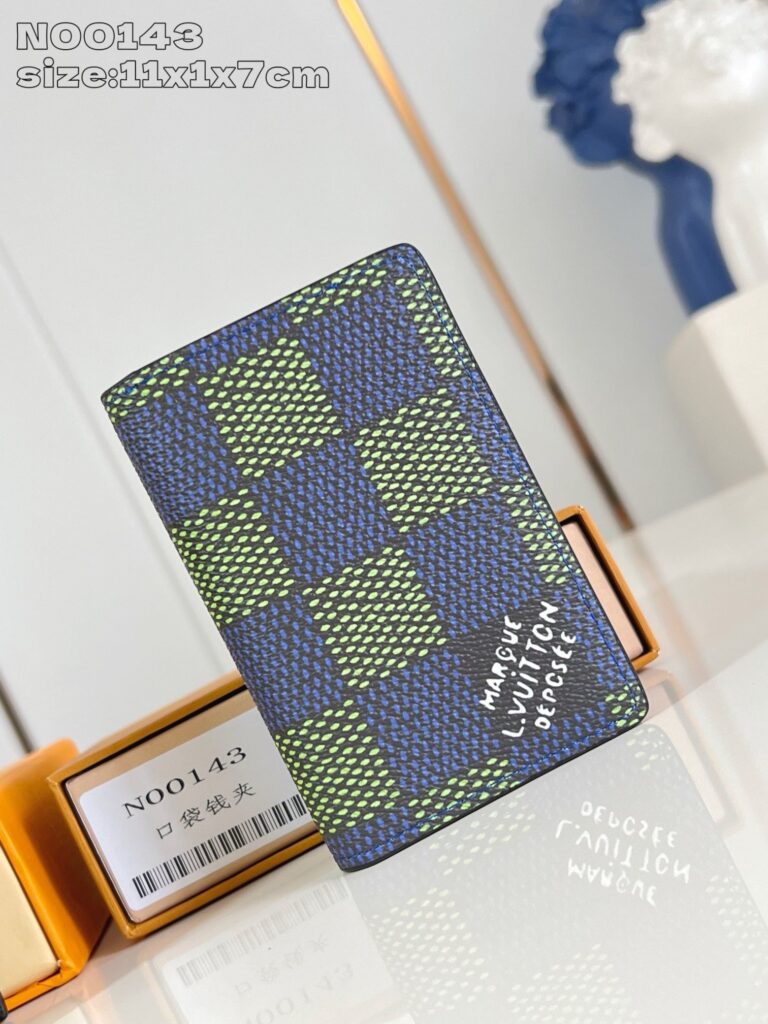 Portafoglio elegante con motivo a scacchi blu e verde, WANDERLUST, design moderno e compatto.