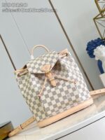 Zaino in pelle beige con motivo checkered, stile chic e versatile per ogni occasione.