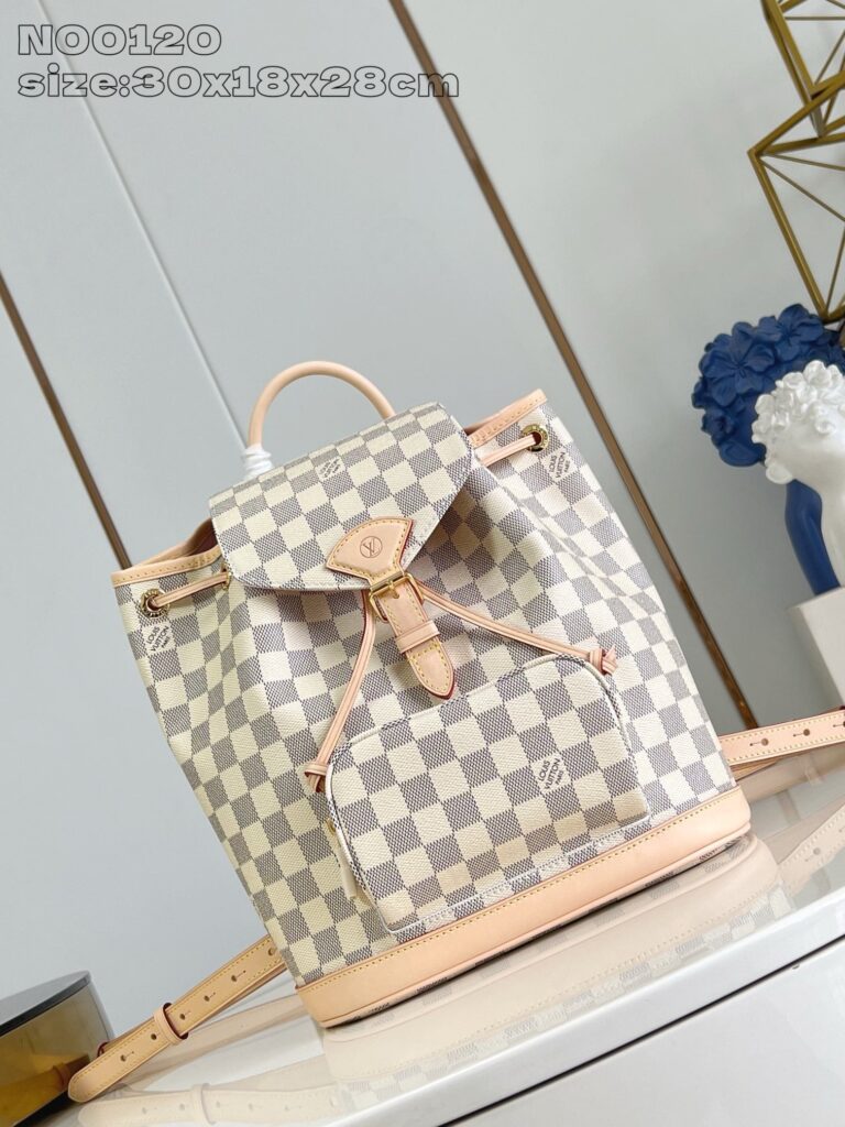 Zaino in pelle beige con motivo checkered, stile chic e versatile per ogni occasione.
