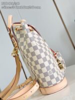 Borsa a tracolla checkered elegante in tessuto canvas con dettagli dorati e tracolla regolabile.