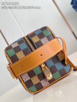 Borsa elegante a motivo checkered, dettaglio in pelle e accessori oro, perfetta per ogni occasione.