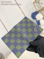 Portafoglio di lusso con motivo a scacchi verde e blu, elegante e di alta qualità.