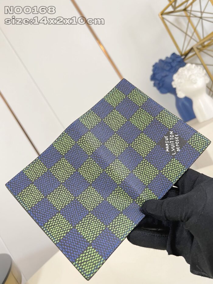 Portafoglio di lusso con motivo a scacchi verde e blu, elegante e di alta qualità.