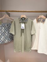 Abbigliamento casual: shorts check, polo verde oliva con colletto check e polo beige semplice.