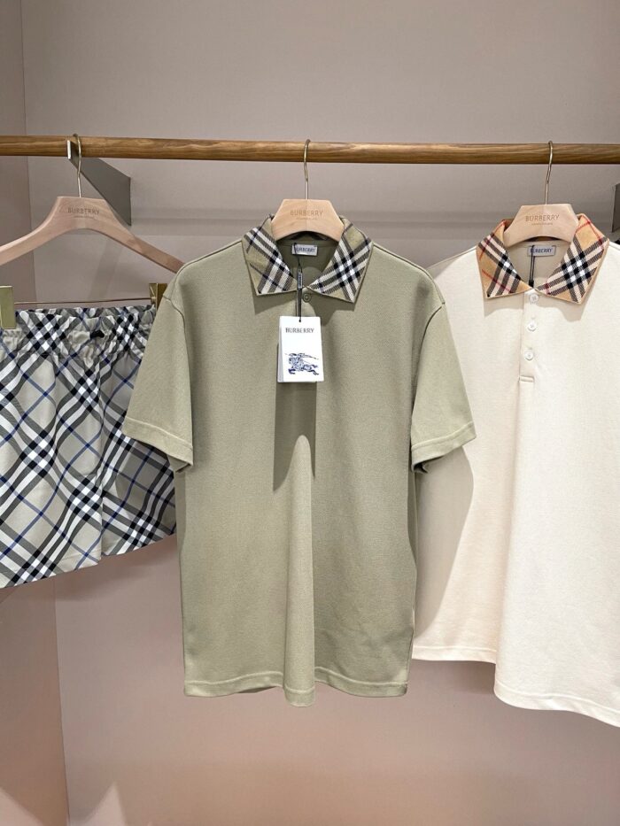 Abbigliamento casual: shorts check, polo verde oliva con colletto check e polo beige semplice.