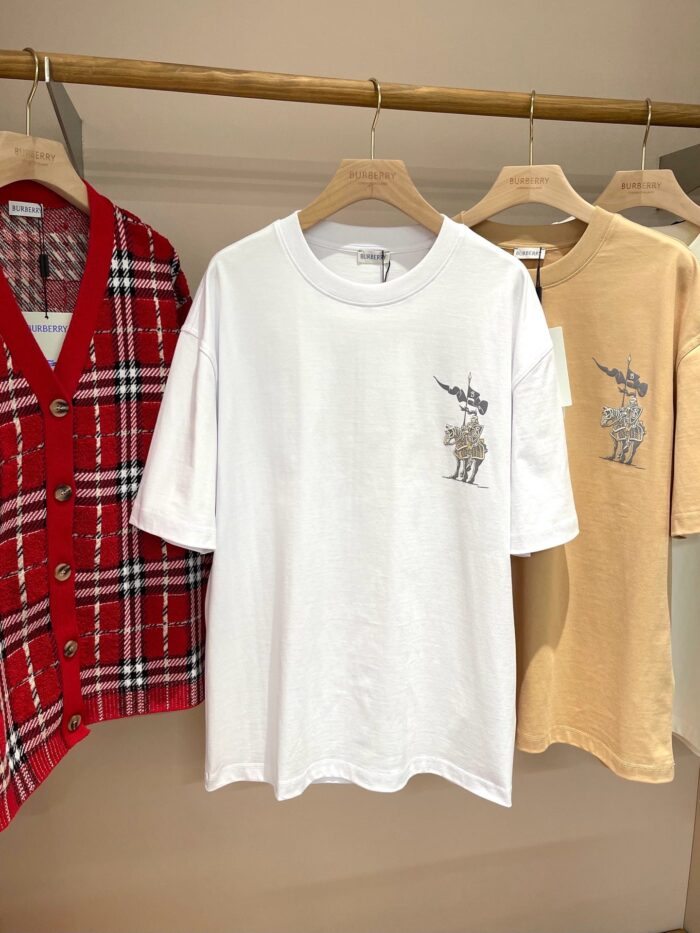 Abbigliamento casual: cardigan a quadri, T-shirt con ricamo di cervo, camicia beige.