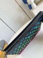 Clutch moderna colorata con loghi di lusso, stile sofisticato e design vibrante in ambientazione elegante.