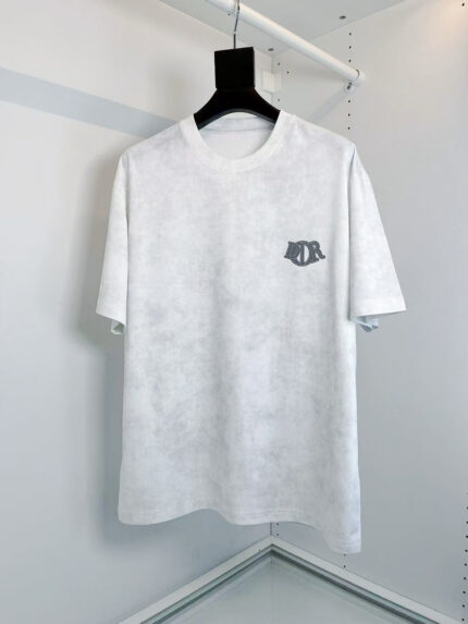 T-shirt casual minimalista con grafica semplice, ideale per look moderni e confortevoli.