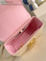Borsa elegante in crema con interno rosa pastello, dettagli in oro e design raffinato.