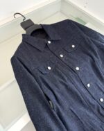 Elegante giacca navy textured, stile moderno con bottoni metallici e dettagli curati.