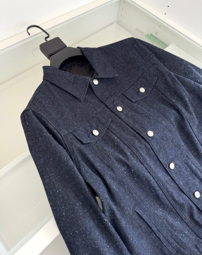Elegante giacca navy textured, stile moderno con bottoni metallici e dettagli curati.