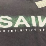 Maglietta nera con logo SAV sfumato verde e scritta Your Definitive De moderna e trendy.