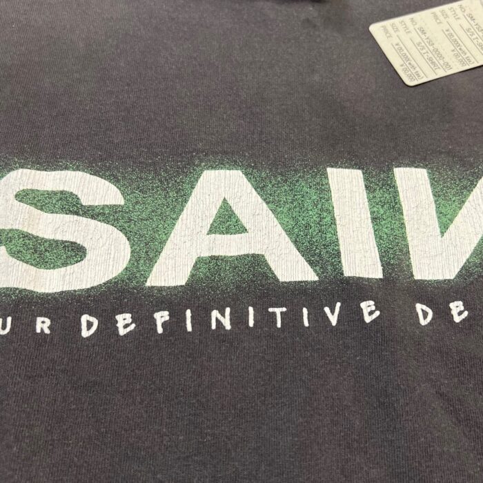 Maglietta nera con logo SAV sfumato verde e scritta Your Definitive De moderna e trendy.