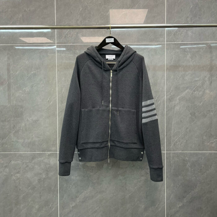Felpa grigia sportiva con zip, strisce sulla manica, design moderno e vestibilità comoda.