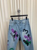 Jeans vintage con grafica colorata, dettagli distressed e stile streetwear moderno.