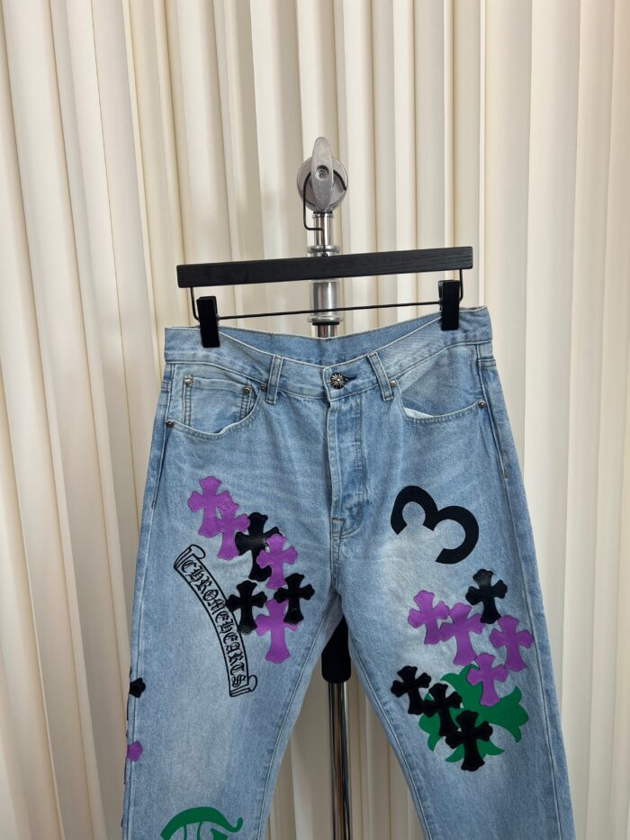 Jeans vintage con grafica colorata, dettagli distressed e stile streetwear moderno.