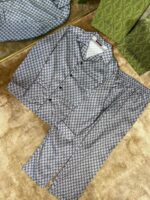 Set pigiama geometrico blu e bianco, comodo e elegante per relax e notte.