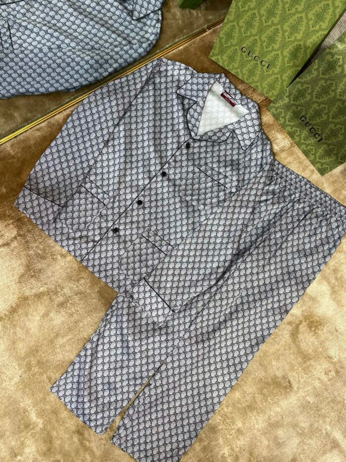 Set pigiama geometrico blu e bianco, comodo e elegante per relax e notte.