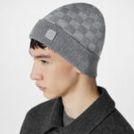 Cappello grigio checkerboard in stile casual, giovane uomo con abbigliamento urbano elegante.