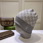 Cappello di lusso grigio con borsa e portafoglio trendy, stile elegante e moderno.