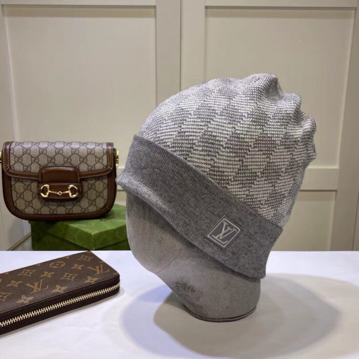 Cappello di lusso grigio con borsa e portafoglio trendy, stile elegante e moderno.